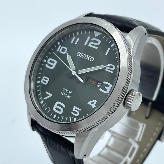 【新品ベルト交換済/稼働品】SEIKO セイコー 腕時計 V158-0BC0 メンズ ソーラー アナログ ラウンド グリーン文字盤 100M防水 デイデイト表示 シルバーケース ブラックレザーベルト(社外品) カジュアル ビジネス クリーニング済み G5