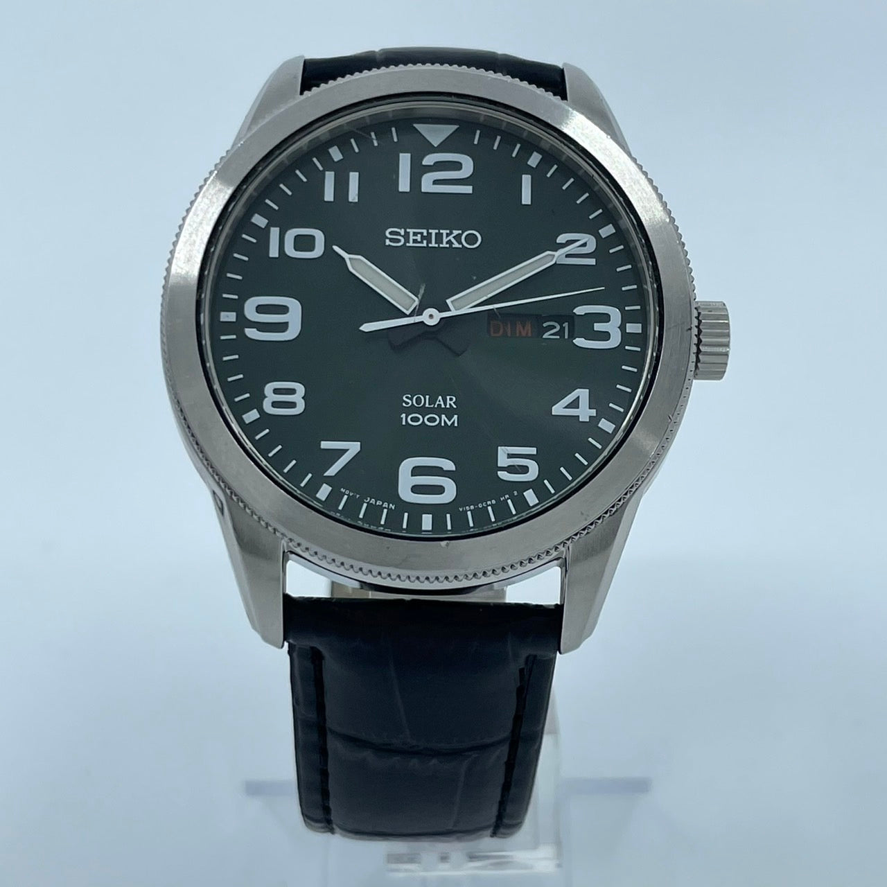 【新品ベルト交換済/稼働品】SEIKO セイコー 腕時計 V158-0BC0 メンズ ソーラー アナログ ラウンド グリーン文字盤 100M防水 デイデイト表示 シルバーケース ブラックレザーベルト(社外品) カジュアル ビジネス クリーニング済み G5