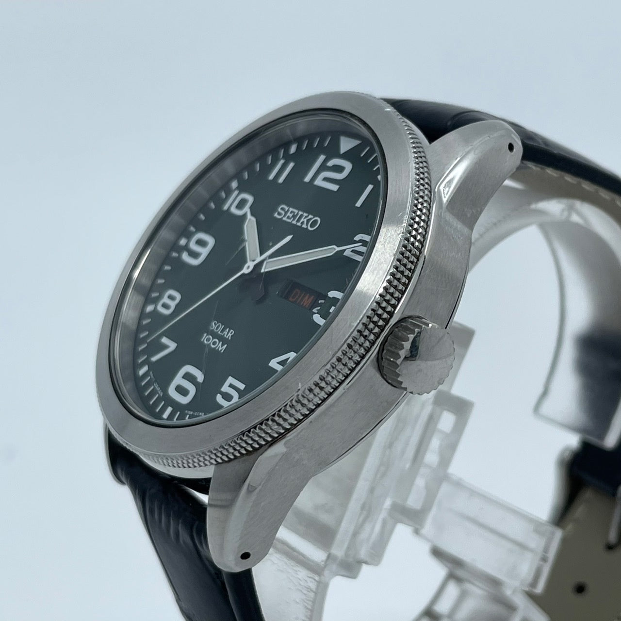 【新品ベルト交換済/稼働品】SEIKO セイコー 腕時計 V158-0BC0 メンズ ソーラー アナログ ラウンド グリーン文字盤 100M防水 デイデイト表示 シルバーケース ブラックレザーベルト(社外品) カジュアル ビジネス クリーニング済み G5