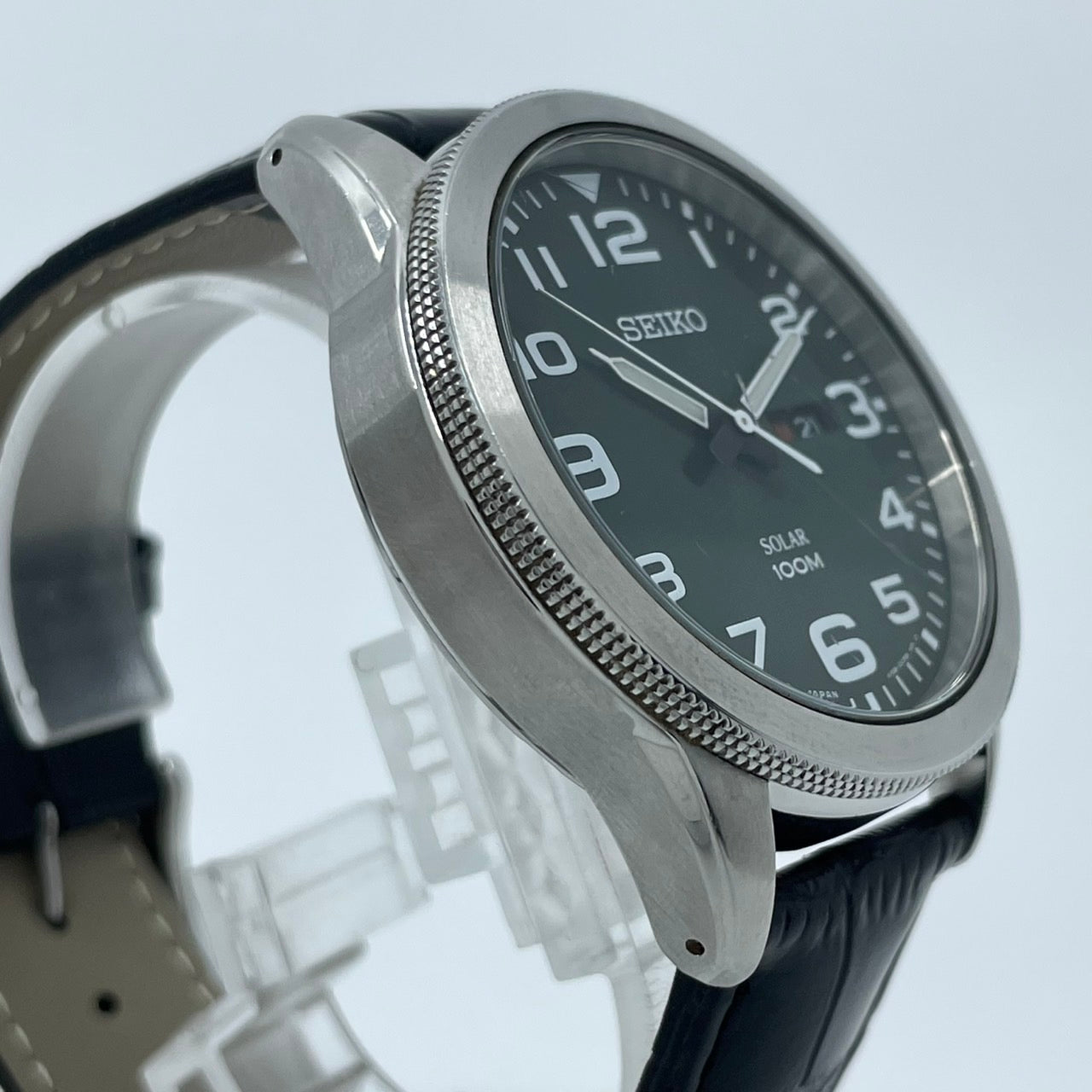 【新品ベルト交換済/稼働品】SEIKO セイコー 腕時計 V158-0BC0 メンズ ソーラー アナログ ラウンド グリーン文字盤 100M防水 デイデイト表示 シルバーケース ブラックレザーベルト(社外品) カジュアル ビジネス クリーニング済み G5