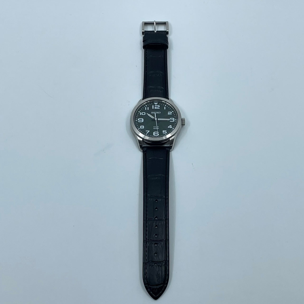 【新品ベルト交換済/稼働品】SEIKO セイコー 腕時計 V158-0BC0 メンズ ソーラー アナログ ラウンド グリーン文字盤 100M防水 デイデイト表示 シルバーケース ブラックレザーベルト(社外品) カジュアル ビジネス クリーニング済み G5