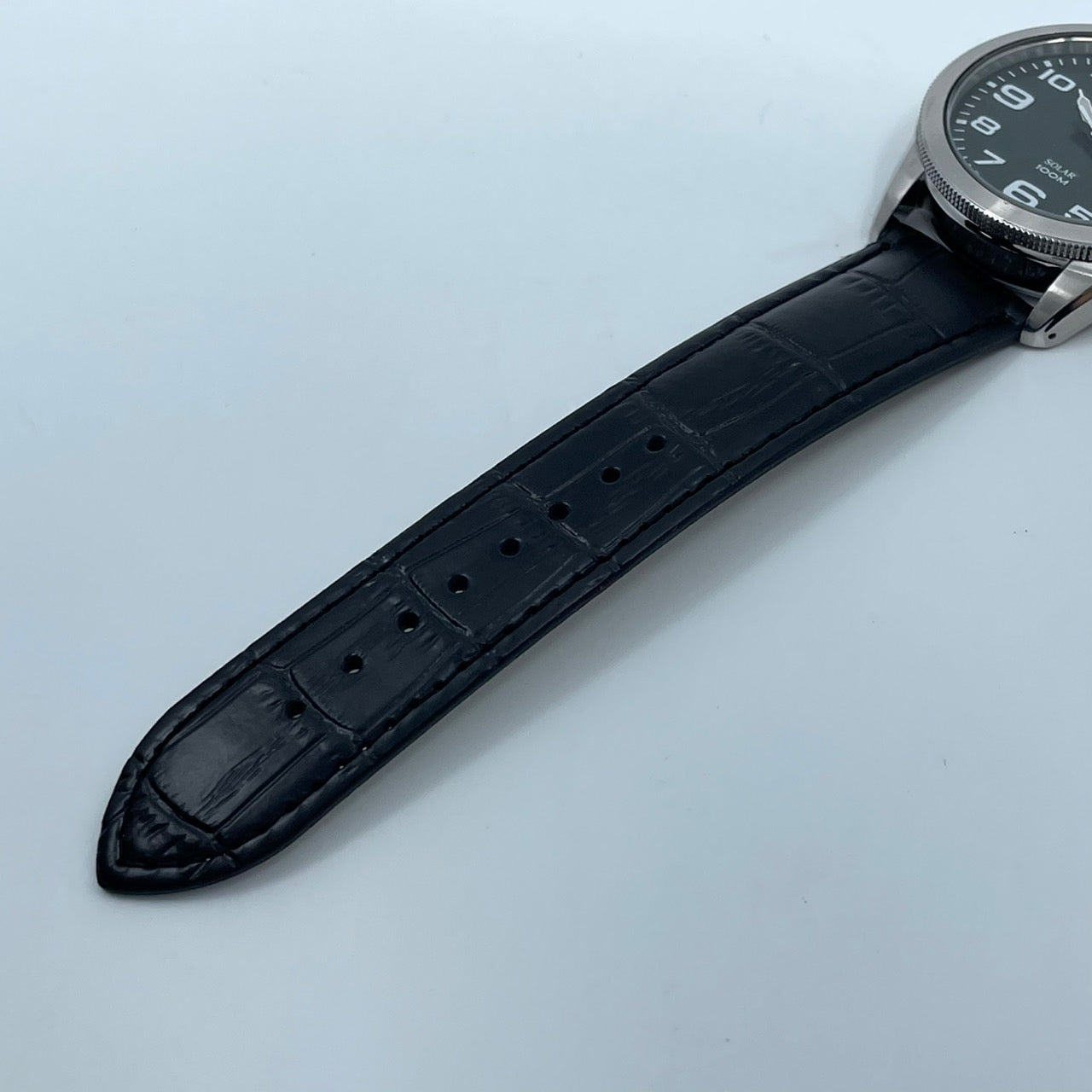 【新品ベルト交換済/稼働品】SEIKO セイコー 腕時計 V158-0BC0 メンズ ソーラー アナログ ラウンド グリーン文字盤 100M防水 デイデイト表示 シルバーケース ブラックレザーベルト(社外品) カジュアル ビジネス クリーニング済み G5