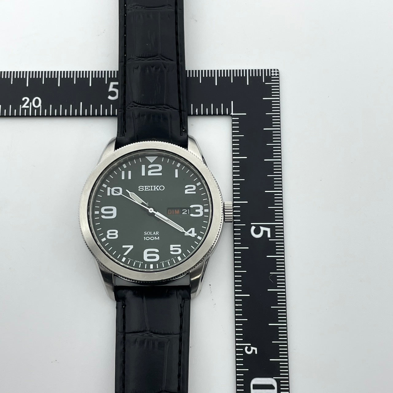 【新品ベルト交換済/稼働品】SEIKO セイコー 腕時計 V158-0BC0 メンズ ソーラー アナログ ラウンド グリーン文字盤 100M防水 デイデイト表示 シルバーケース ブラックレザーベルト(社外品) カジュアル ビジネス クリーニング済み G5