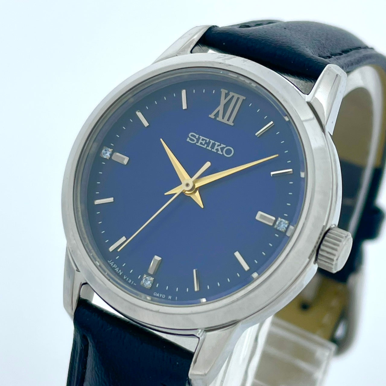 【新品ベルト交換済/稼働品】SEIKO セイコー 腕時計 V131-0AF0 レディース ソーラー アナログ ラウンド ネイビー文字盤 限定モデル 10気圧防水 ラインストーンインデックス シルバーケース ブラックレザーベルト(社外品) クリーニング済み G5