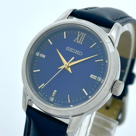 【新品ベルト交換済/稼働品】SEIKO セイコー 腕時計 V131-0AF0 レディース ソーラー アナログ ラウンド ネイビー文字盤 限定モデル 10気圧防水 ラインストーンインデックス シルバーケース ブラックレザーベルト(社外品) クリーニング済み G5