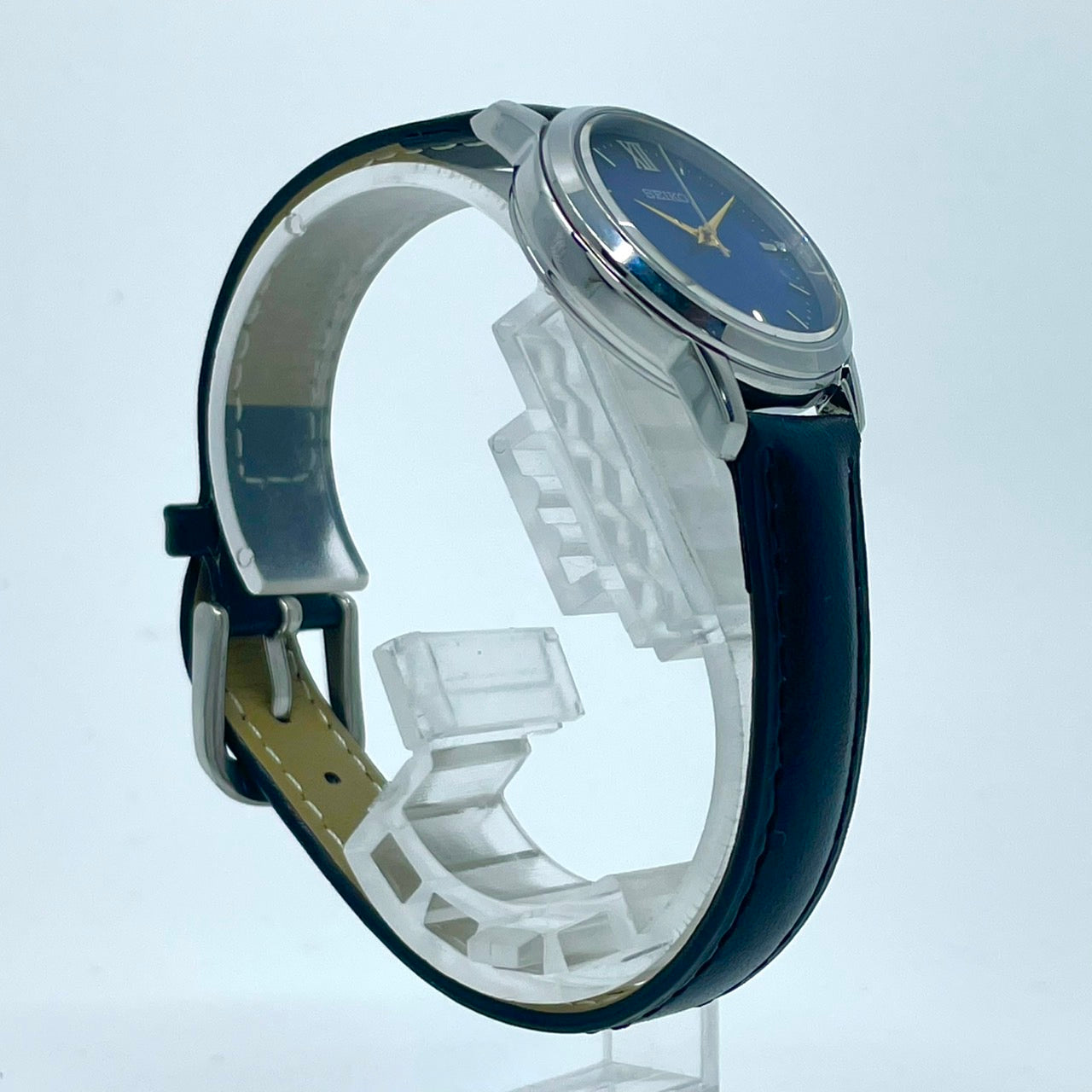 【新品ベルト交換済/稼働品】SEIKO セイコー 腕時計 V131-0AF0 レディース ソーラー アナログ ラウンド ネイビー文字盤 限定モデル 10気圧防水 ラインストーンインデックス シルバーケース ブラックレザーベルト(社外品) クリーニング済み G5