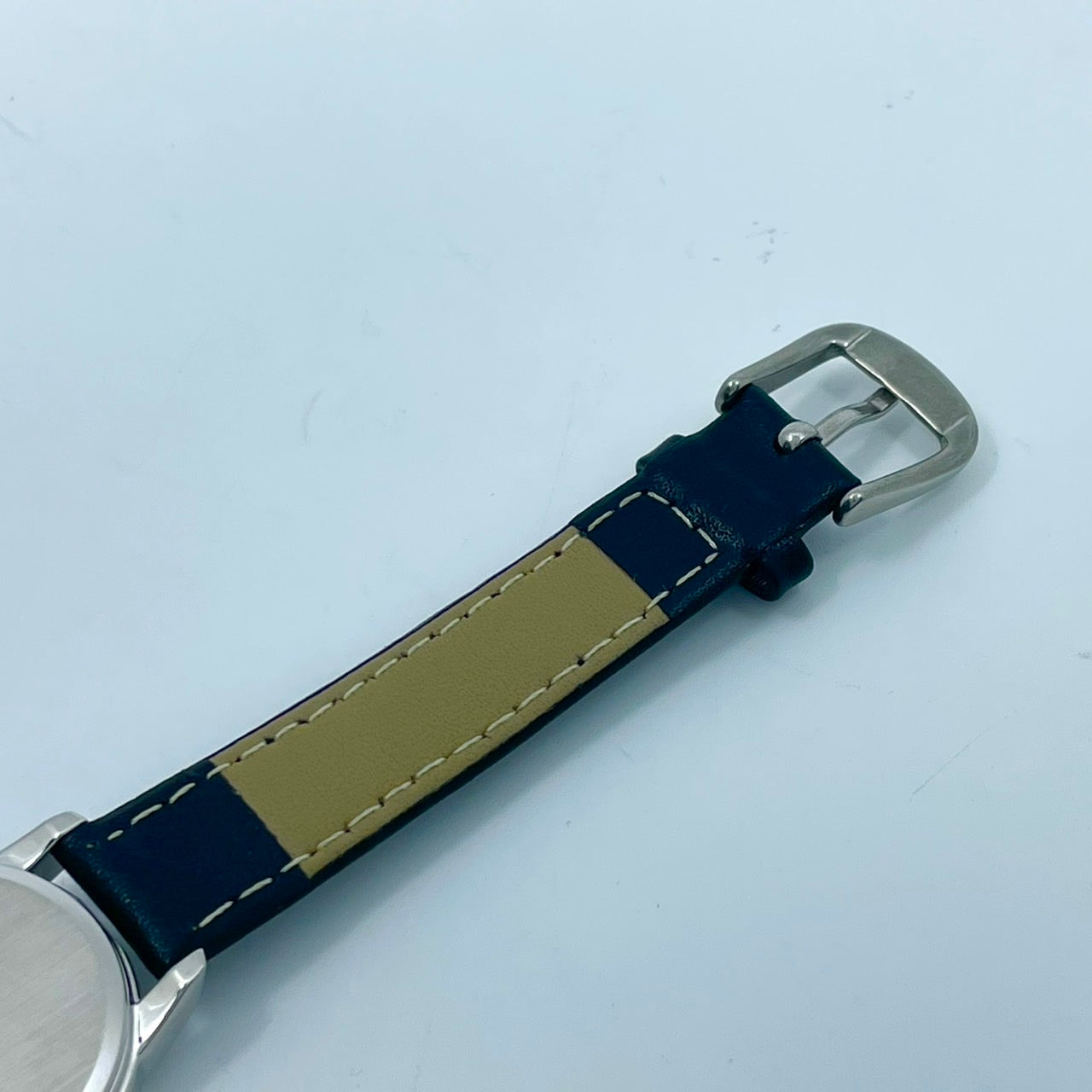 【新品ベルト交換済/稼働品】SEIKO セイコー 腕時計 V131-0AF0 レディース ソーラー アナログ ラウンド ネイビー文字盤 限定モデル 10気圧防水 ラインストーンインデックス シルバーケース ブラックレザーベルト(社外品) クリーニング済み G5