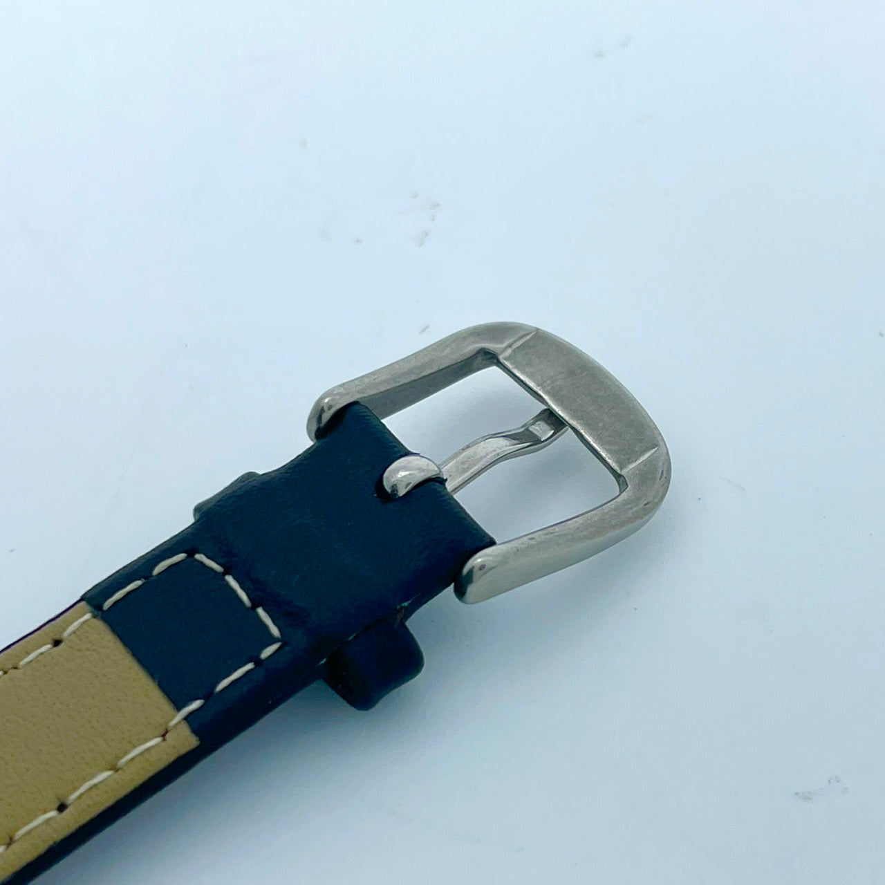 【新品ベルト交換済/稼働品】SEIKO セイコー 腕時計 V131-0AF0 レディース ソーラー アナログ ラウンド ネイビー文字盤 限定モデル 10気圧防水 ラインストーンインデックス シルバーケース ブラックレザーベルト(社外品) クリーニング済み G5