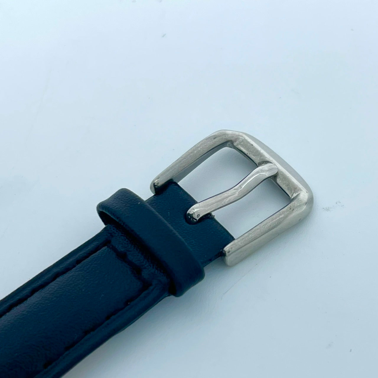 【新品ベルト交換済/稼働品】SEIKO セイコー 腕時計 V131-0AF0 レディース ソーラー アナログ ラウンド ネイビー文字盤 限定モデル 10気圧防水 ラインストーンインデックス シルバーケース ブラックレザーベルト(社外品) クリーニング済み G5