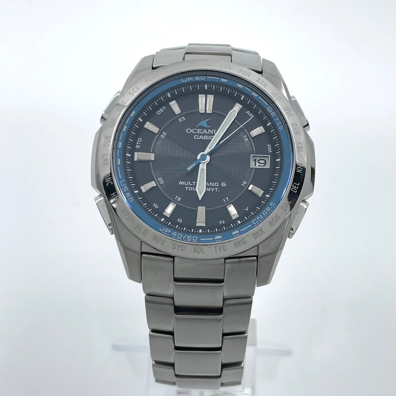 【稼働品／美品】カシオ オシアナス 腕時計 OCW-T100 メンズ 電波ソーラー チタンモデル タフソーラー MULTI BAND 6 アナログ デイト カレンダー シルバー ネイビー文字盤 ブルーベゼル ビジネス 高機能 箱付き クリーニング済み G