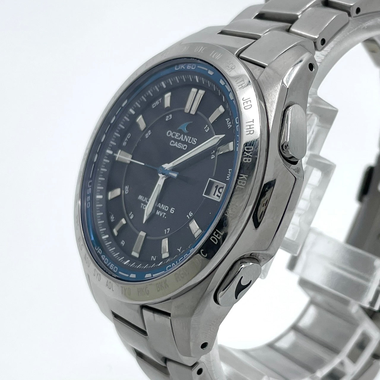 【稼働品／美品】カシオ オシアナス 腕時計 OCW-T100 メンズ 電波ソーラー チタンモデル タフソーラー MULTI BAND 6 アナログ デイト カレンダー シルバー ネイビー文字盤 ブルーベゼル ビジネス 高機能 箱付き クリーニング済み G
