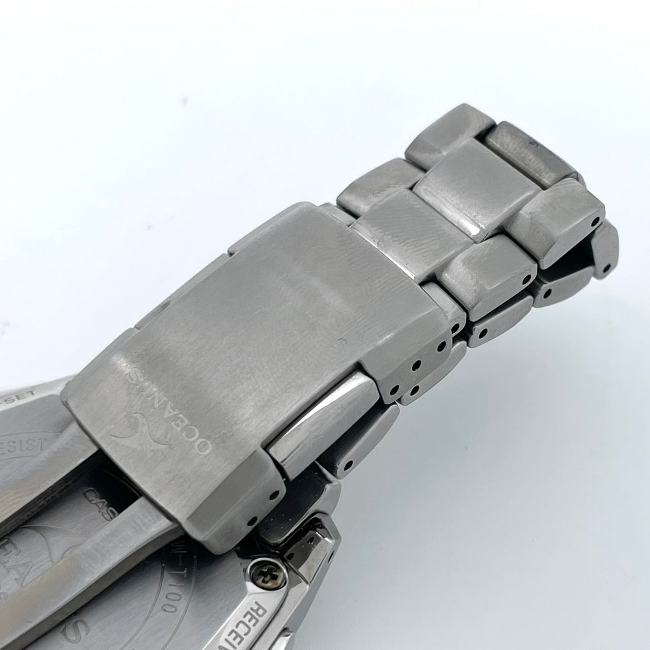 【稼働品／美品】カシオ オシアナス 腕時計 OCW-T100 メンズ 電波ソーラー チタンモデル タフソーラー MULTI BAND 6 アナログ デイト カレンダー シルバー ネイビー文字盤 ブルーベゼル ビジネス 高機能 箱付き クリーニング済み G