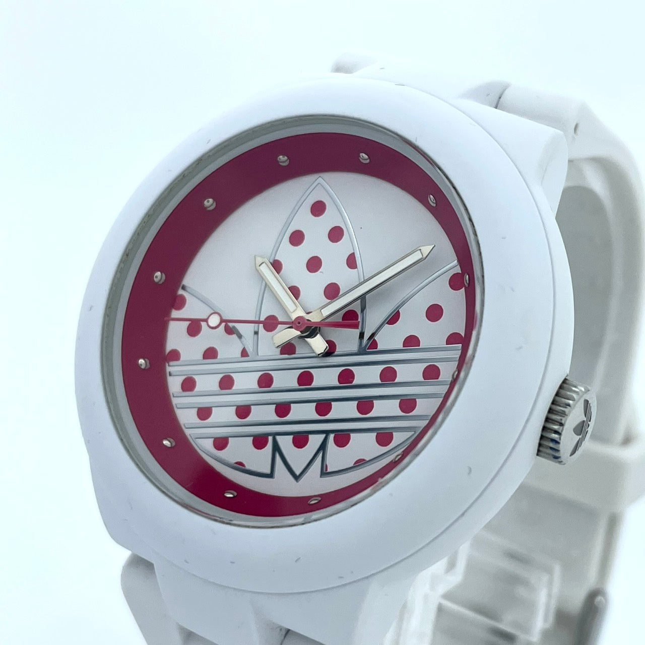 【電池交換済】アディダス 腕時計 ADH3051 ユニセックス クオーツ アナログ ラウンド ホワイト レッド ドット柄 ポップ トレフォイル ビッグロゴ ストリート カジュアル ファッションウォッチ スポーツウォッチ クリーニング済み G