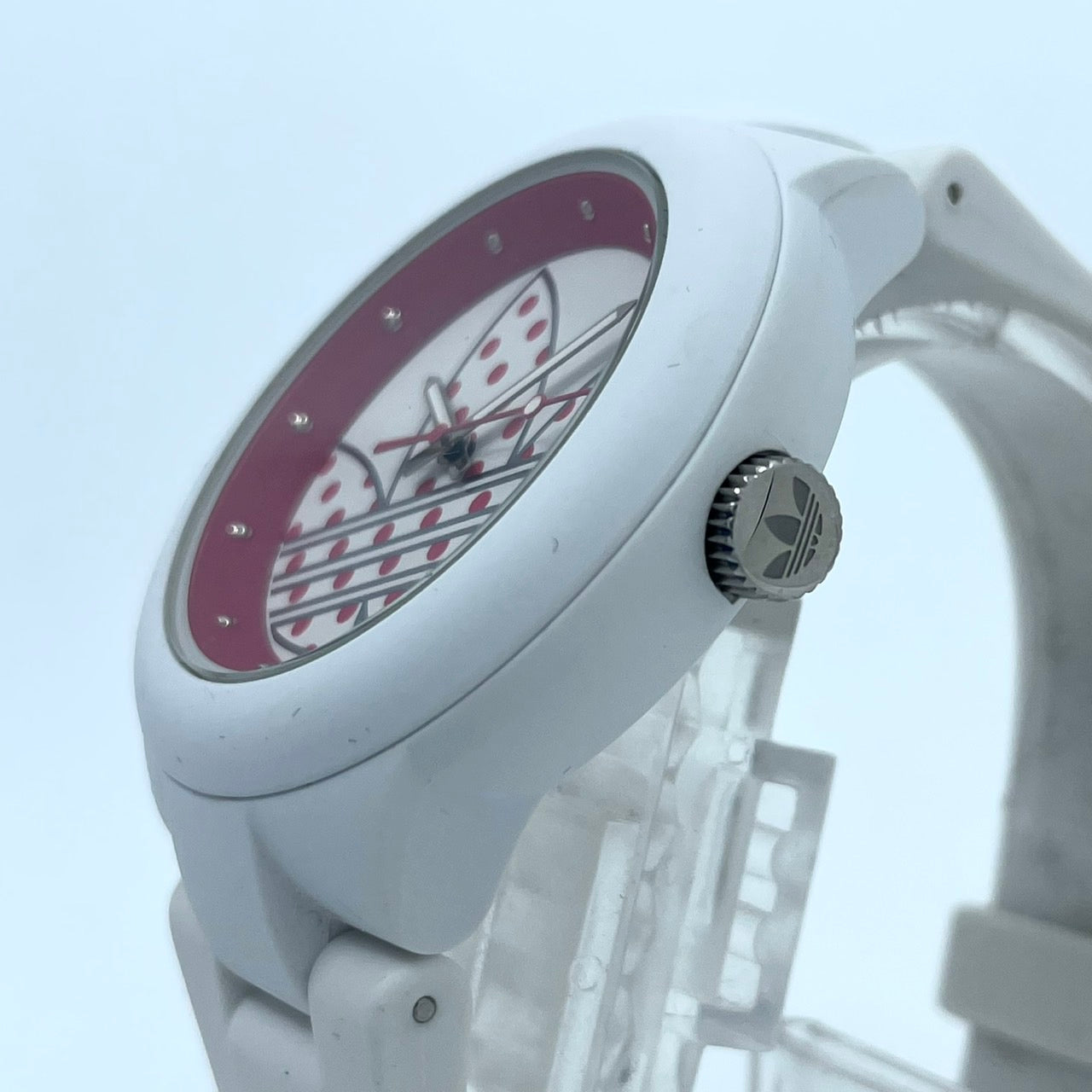 【電池交換済】アディダス 腕時計 ADH3051 ユニセックス クオーツ アナログ ラウンド ホワイト レッド ドット柄 ポップ トレフォイル ビッグロゴ ストリート カジュアル ファッションウォッチ スポーツウォッチ クリーニング済み G