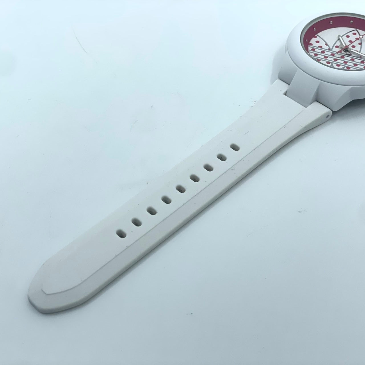 【電池交換済】アディダス 腕時計 ADH3051 ユニセックス クオーツ アナログ ラウンド ホワイト レッド ドット柄 ポップ トレフォイル ビッグロゴ ストリート カジュアル ファッションウォッチ スポーツウォッチ クリーニング済み G