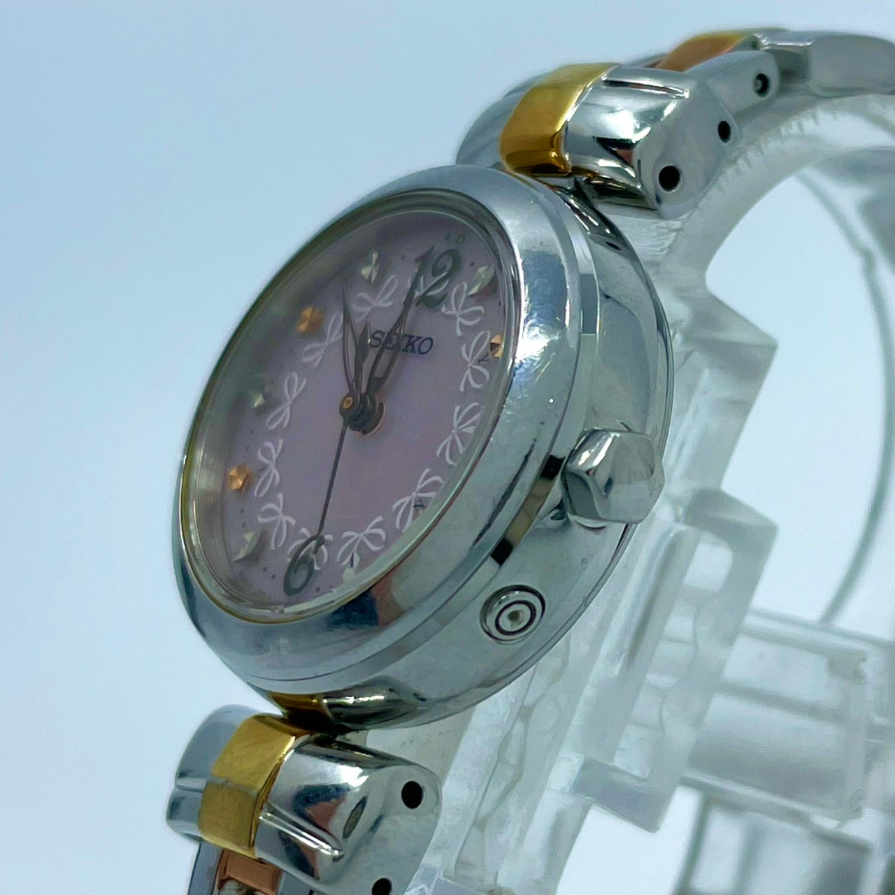 【稼働品／美品】セイコー 腕時計 1B21-0AK0 レディース 電波ソーラー ピンク文字盤 リボン柄 シルバー ゴールド コンビカラー アナログ ラウンド フェミニン エレガント かわいい ビジネス オフィス クリーニング済み G5