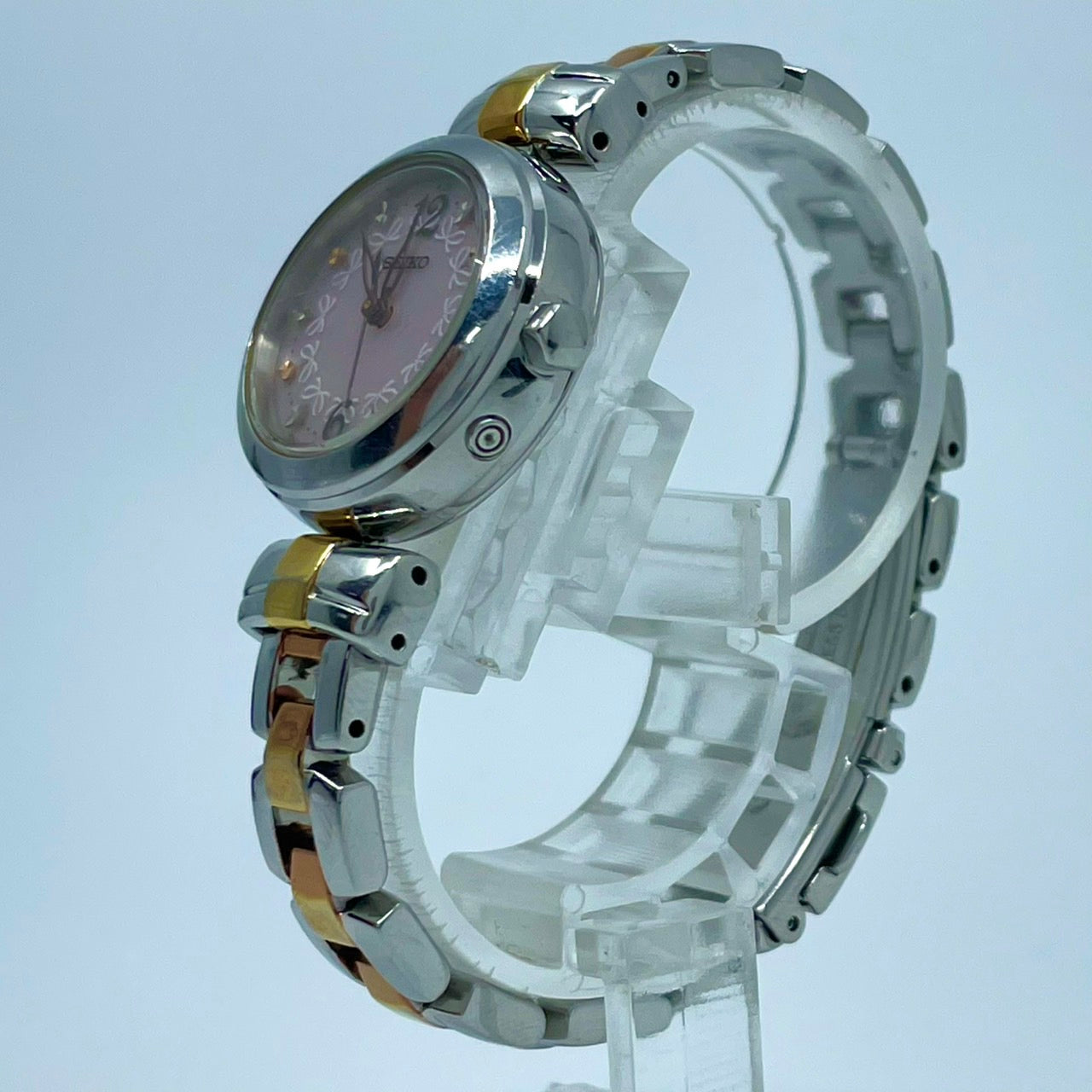 【稼働品／美品】セイコー 腕時計 1B21-0AK0 レディース 電波ソーラー ピンク文字盤 リボン柄 シルバー ゴールド コンビカラー アナログ ラウンド フェミニン エレガント かわいい ビジネス オフィス クリーニング済み G5