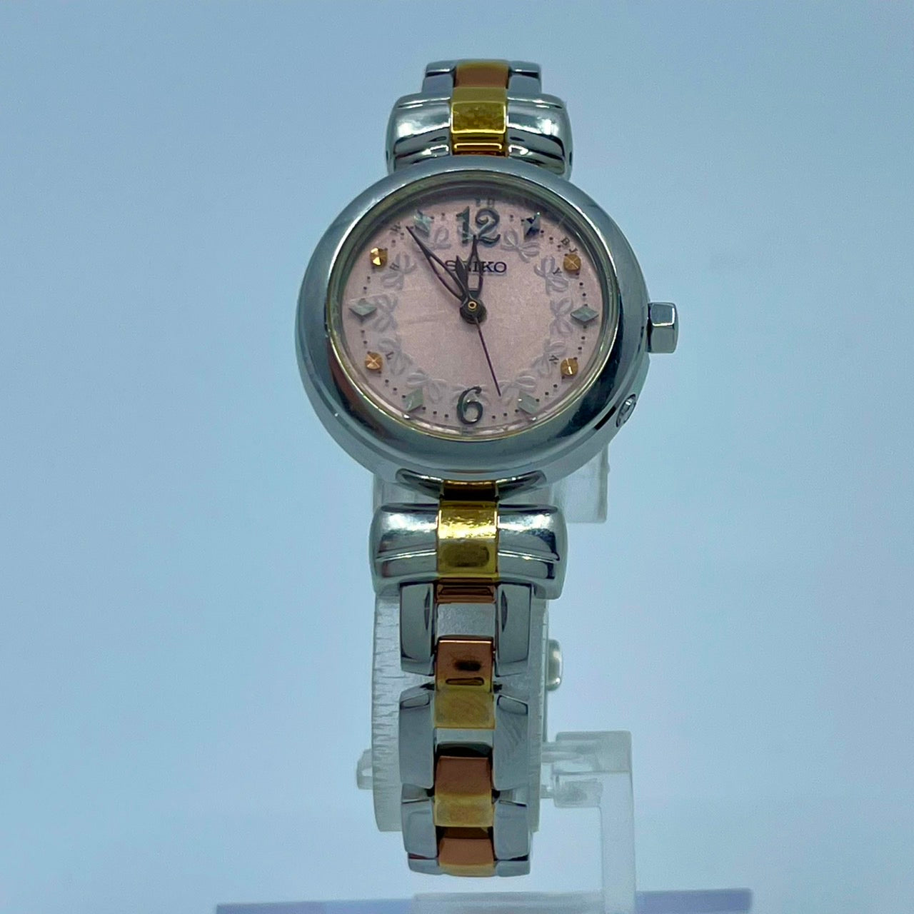 【稼働品／美品】セイコー 腕時計 1B21-0AK0 レディース 電波ソーラー ピンク文字盤 リボン柄 シルバー ゴールド コンビカラー アナログ ラウンド フェミニン エレガント かわいい ビジネス オフィス クリーニング済み G5