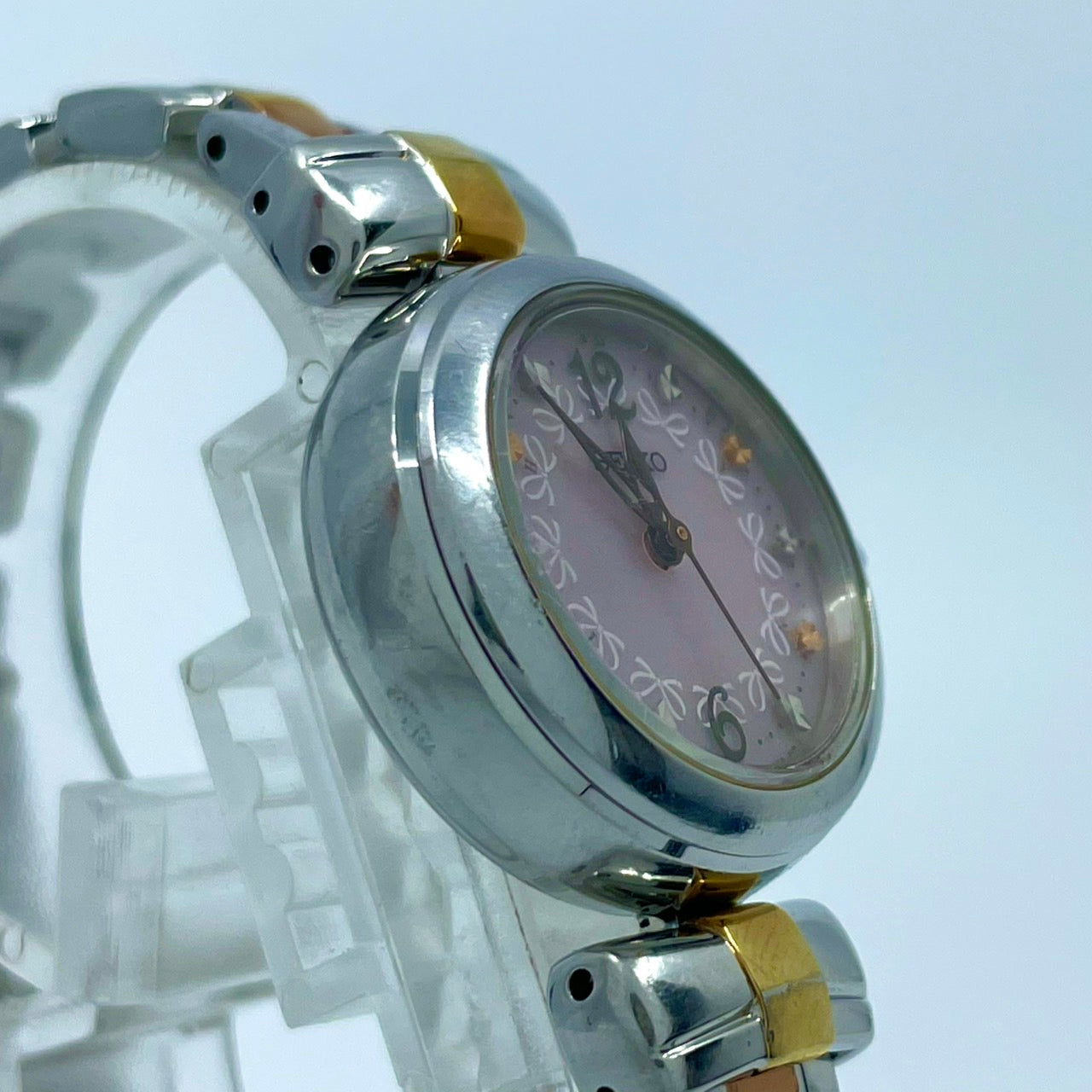 【稼働品／美品】セイコー 腕時計 1B21-0AK0 レディース 電波ソーラー ピンク文字盤 リボン柄 シルバー ゴールド コンビカラー アナログ ラウンド フェミニン エレガント かわいい ビジネス オフィス クリーニング済み G5