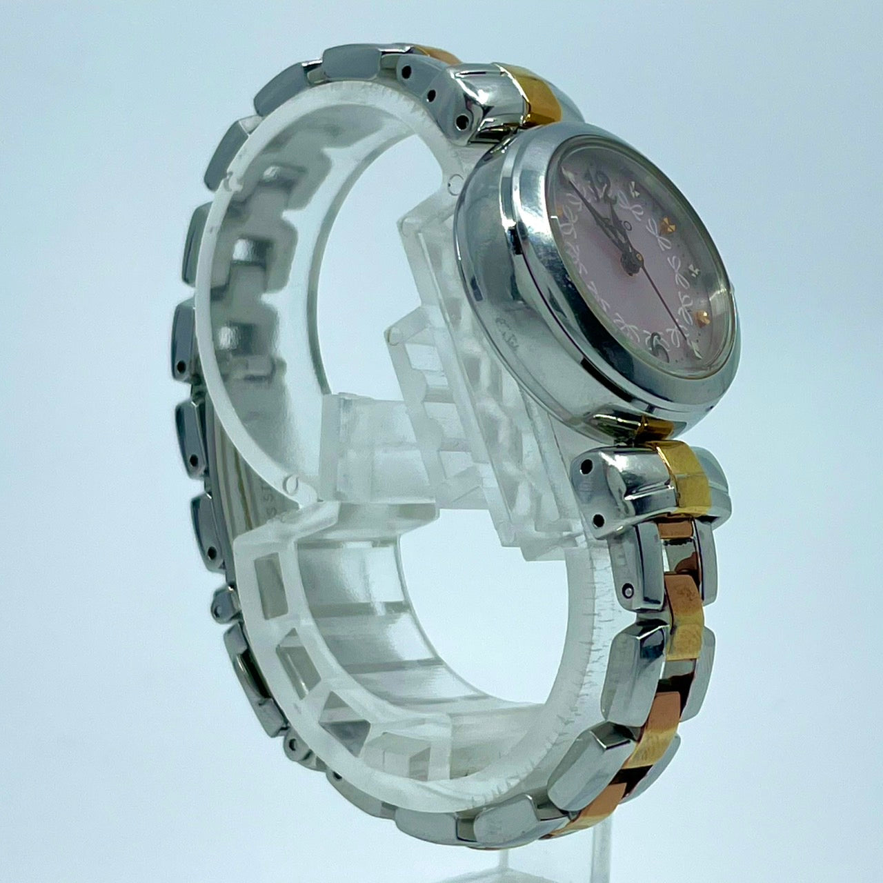 【稼働品／美品】セイコー 腕時計 1B21-0AK0 レディース 電波ソーラー ピンク文字盤 リボン柄 シルバー ゴールド コンビカラー アナログ ラウンド フェミニン エレガント かわいい ビジネス オフィス クリーニング済み G5