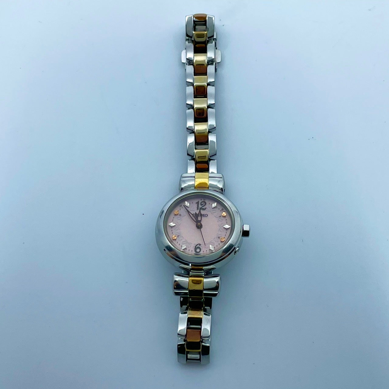 【稼働品／美品】セイコー 腕時計 1B21-0AK0 レディース 電波ソーラー ピンク文字盤 リボン柄 シルバー ゴールド コンビカラー アナログ ラウンド フェミニン エレガント かわいい ビジネス オフィス クリーニング済み G5