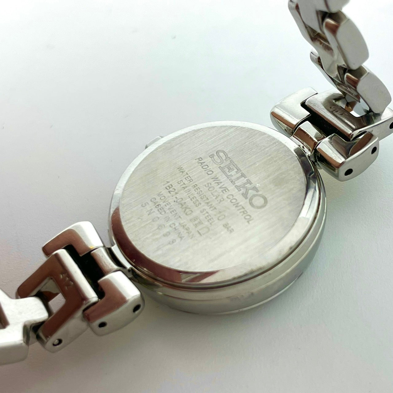 【稼働品／美品】セイコー 腕時計 1B21-0AK0 レディース 電波ソーラー ピンク文字盤 リボン柄 シルバー ゴールド コンビカラー アナログ ラウンド フェミニン エレガント かわいい ビジネス オフィス クリーニング済み G5