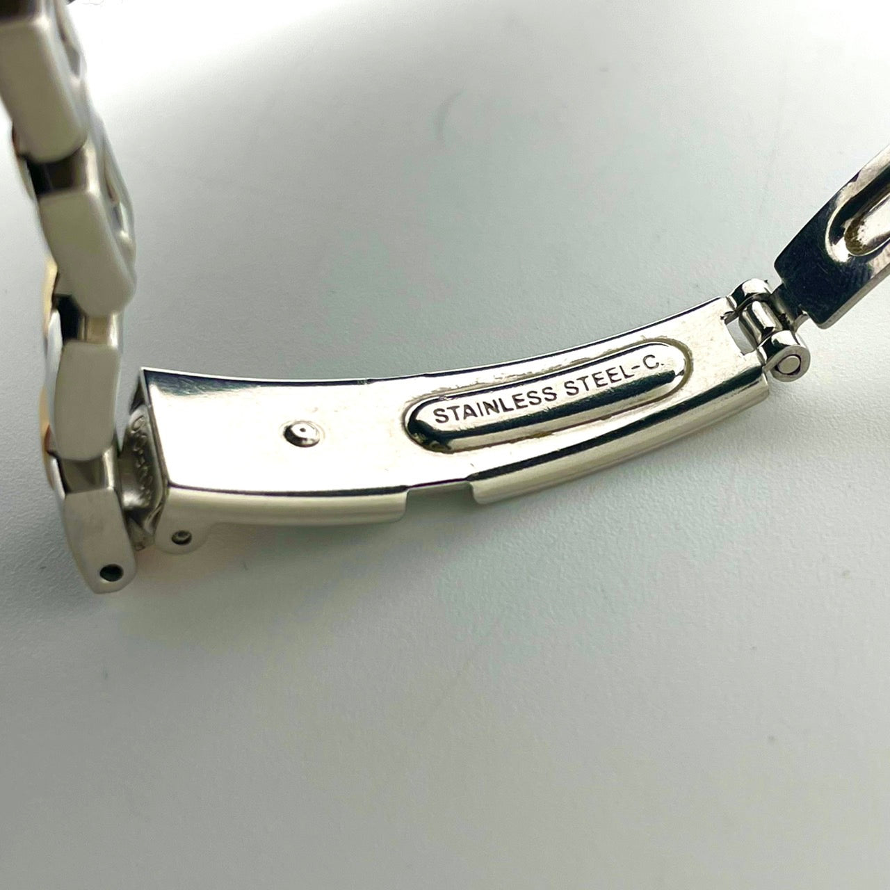 【稼働品／美品】セイコー 腕時計 1B21-0AK0 レディース 電波ソーラー ピンク文字盤 リボン柄 シルバー ゴールド コンビカラー アナログ ラウンド フェミニン エレガント かわいい ビジネス オフィス クリーニング済み G5