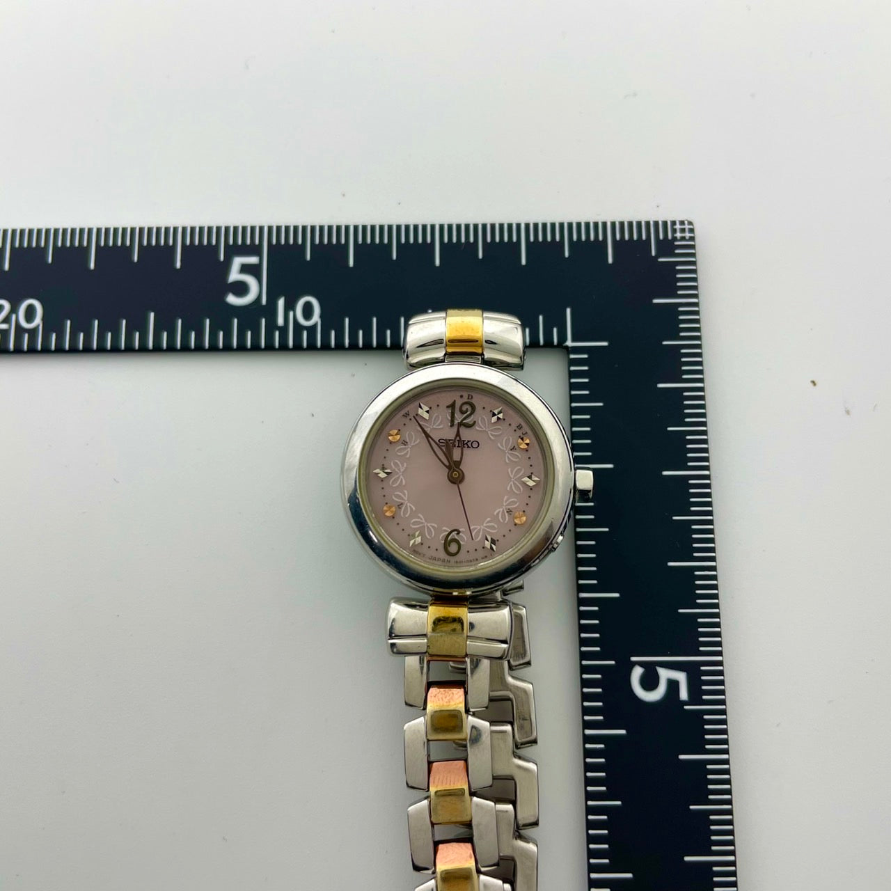 【稼働品／美品】セイコー 腕時計 1B21-0AK0 レディース 電波ソーラー ピンク文字盤 リボン柄 シルバー ゴールド コンビカラー アナログ ラウンド フェミニン エレガント かわいい ビジネス オフィス クリーニング済み G5