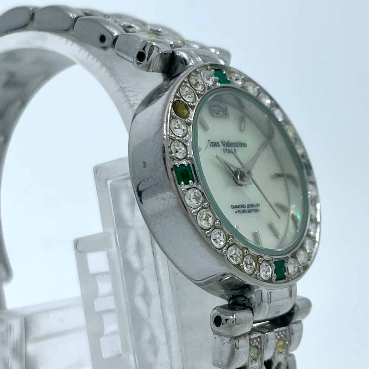 【電池交換済】アイザックヴァレンチノ 腕時計 IVL-9100-3 レディース クオーツ ジュエリーウォッチ プラチナメッキ シェル文字盤 ラインストーンベゼル エメラルド装飾 ドレスウォッチ エレガント ラグジュアリー シルバー クリーニング済み G5