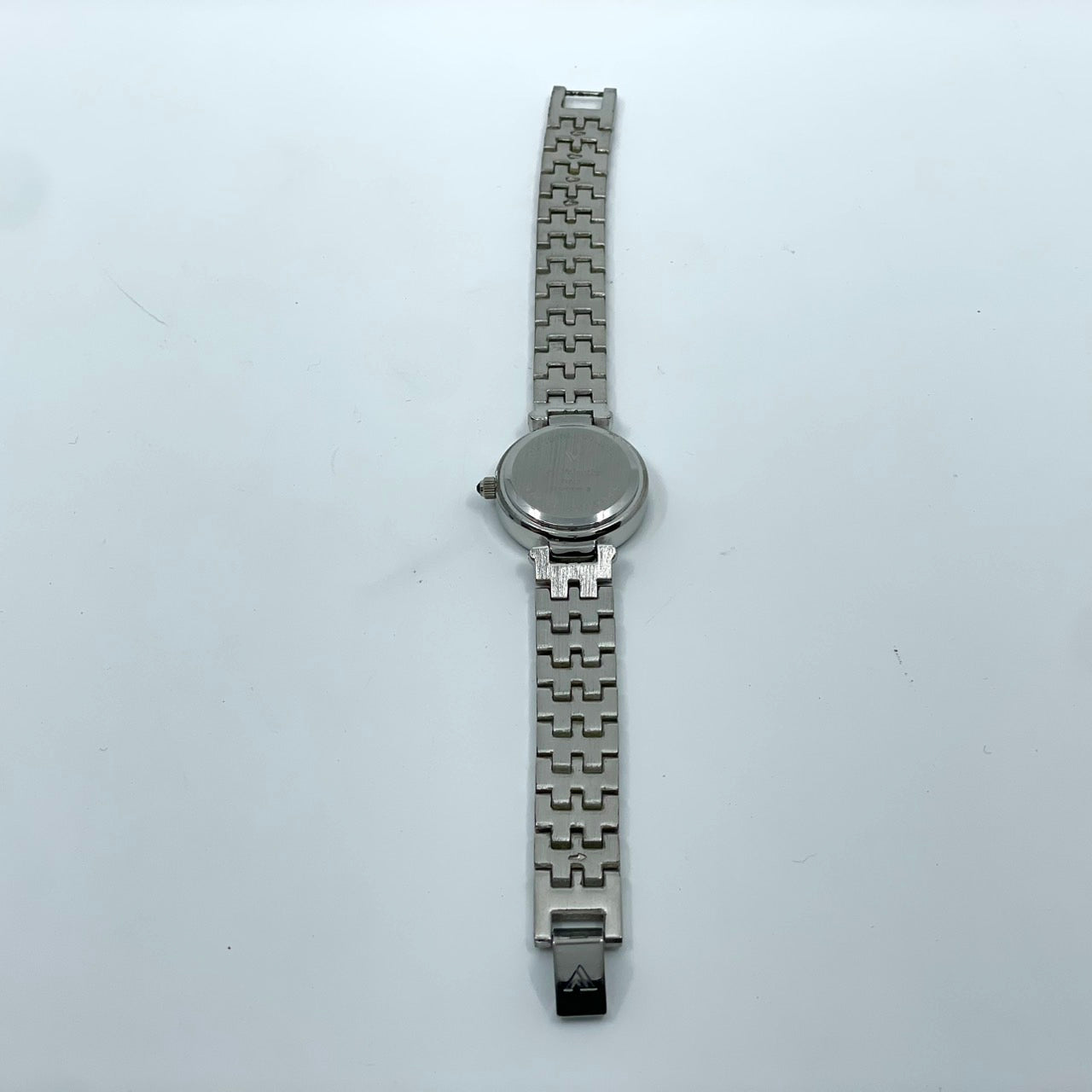 【電池交換済】アイザックヴァレンチノ 腕時計 IVL-9100-3 レディース クオーツ ジュエリーウォッチ プラチナメッキ シェル文字盤 ラインストーンベゼル エメラルド装飾 ドレスウォッチ エレガント ラグジュアリー シルバー クリーニング済み G5