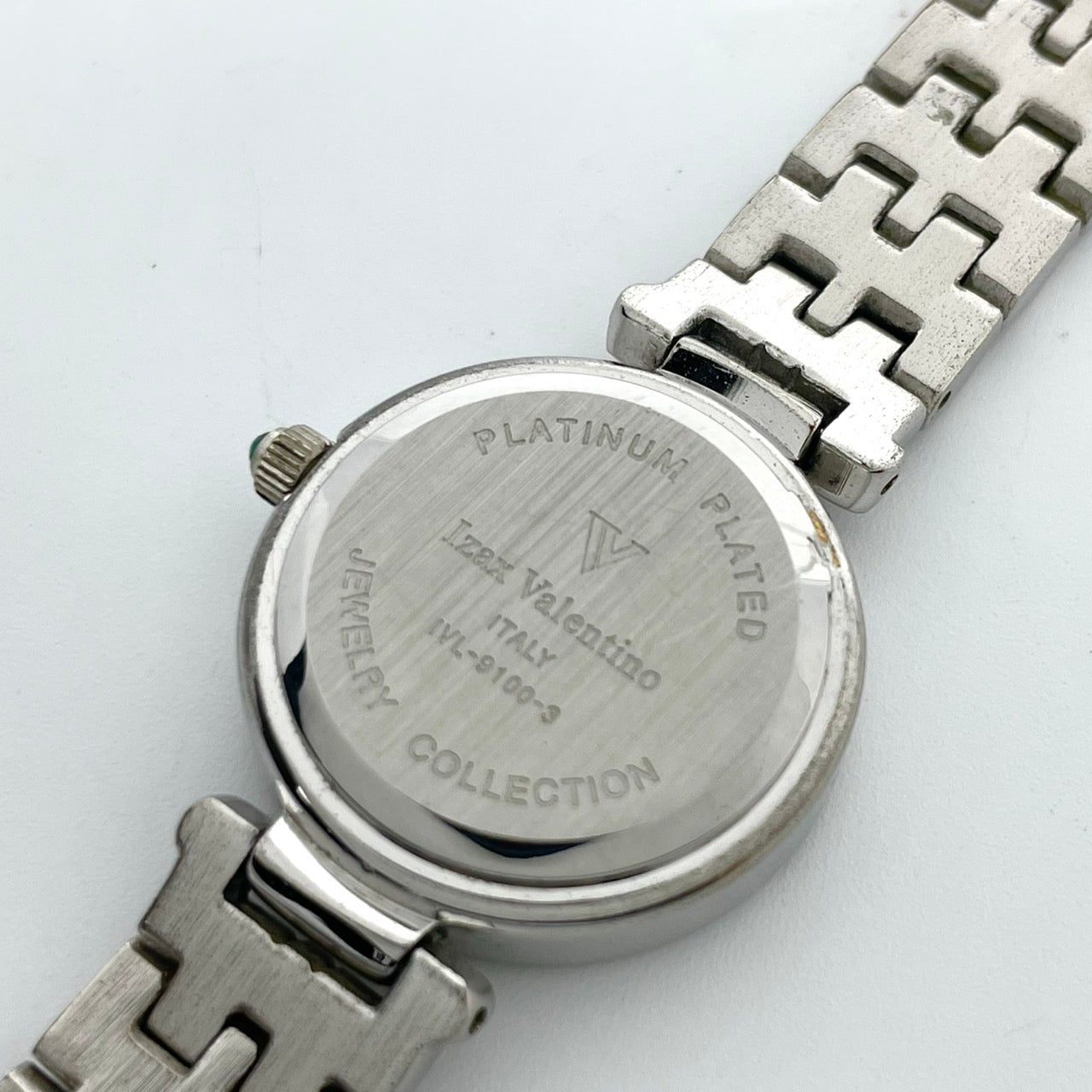 【電池交換済】アイザックヴァレンチノ 腕時計 IVL-9100-3 レディース クオーツ ジュエリーウォッチ プラチナメッキ シェル文字盤 ラインストーンベゼル エメラルド装飾 ドレスウォッチ エレガント ラグジュアリー シルバー クリーニング済み G5