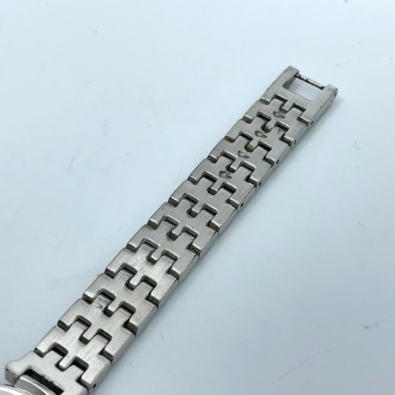 【電池交換済】アイザックヴァレンチノ 腕時計 IVL-9100-3 レディース クオーツ ジュエリーウォッチ プラチナメッキ シェル文字盤 ラインストーンベゼル エメラルド装飾 ドレスウォッチ エレガント ラグジュアリー シルバー クリーニング済み G5