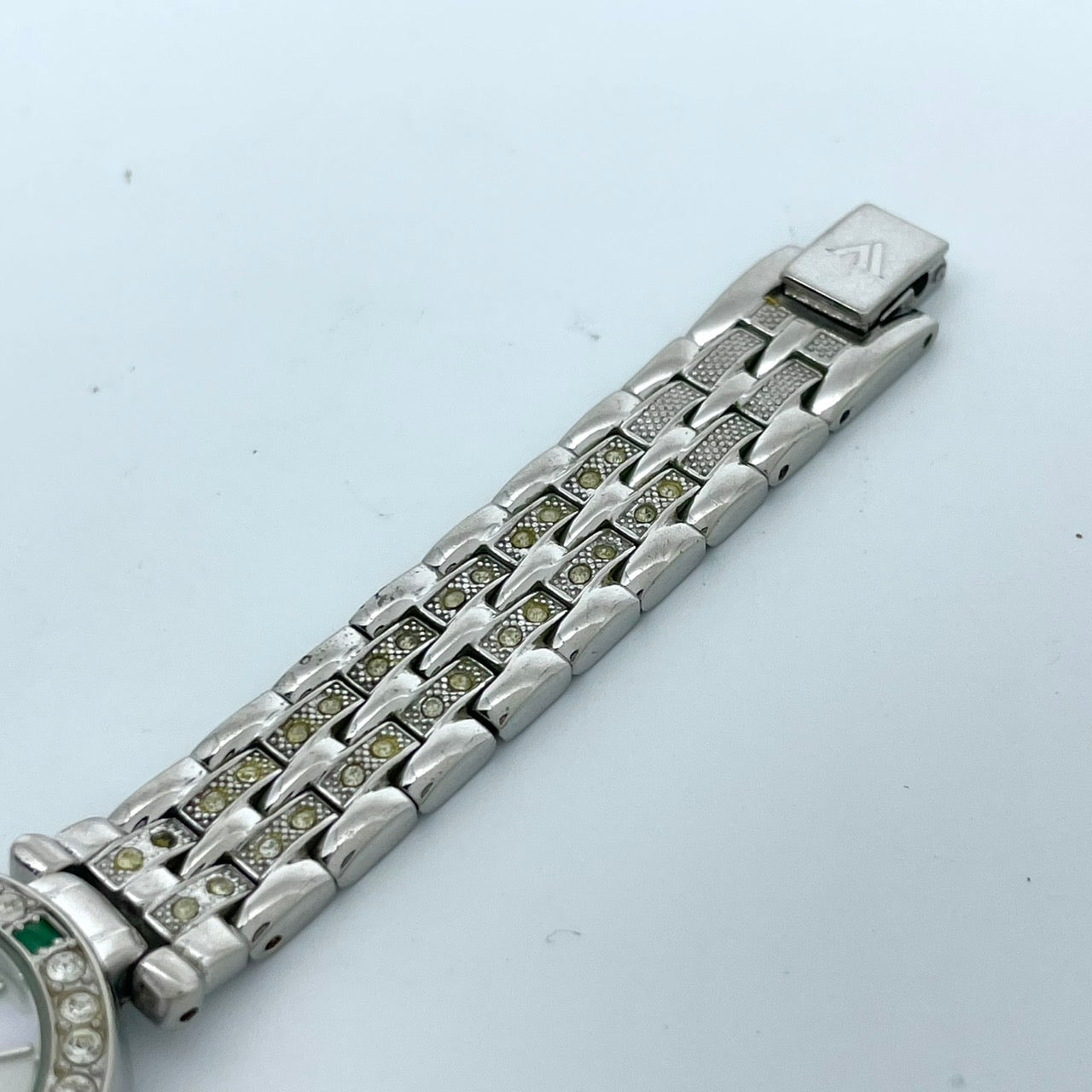 【電池交換済】アイザックヴァレンチノ 腕時計 IVL-9100-3 レディース クオーツ ジュエリーウォッチ プラチナメッキ シェル文字盤 ラインストーンベゼル エメラルド装飾 ドレスウォッチ エレガント ラグジュアリー シルバー クリーニング済み G5