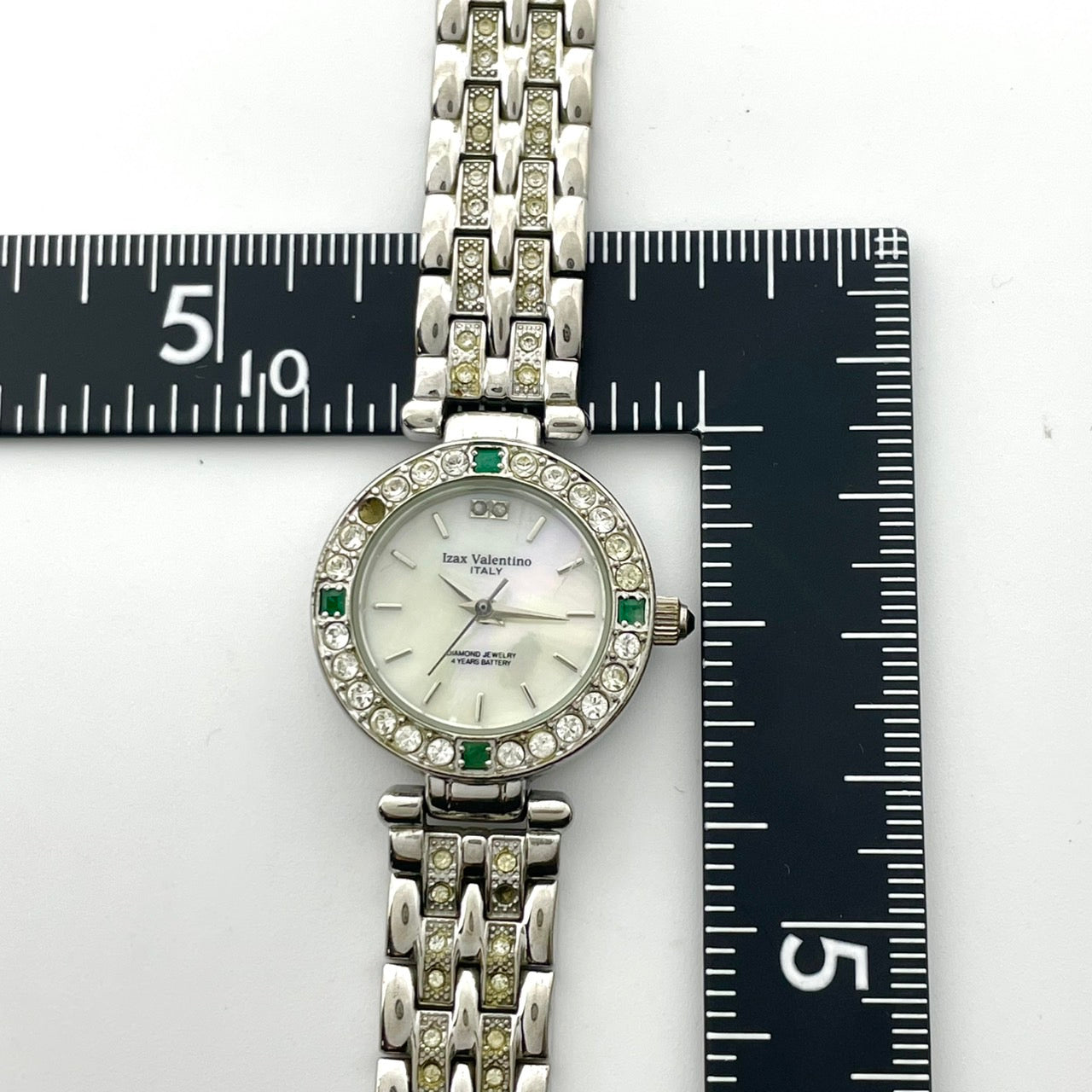【電池交換済】アイザックヴァレンチノ 腕時計 IVL-9100-3 レディース クオーツ ジュエリーウォッチ プラチナメッキ シェル文字盤 ラインストーンベゼル エメラルド装飾 ドレスウォッチ エレガント ラグジュアリー シルバー クリーニング済み G5