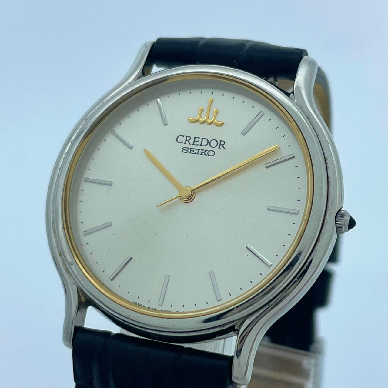 【極美品/電池交換済／新品ベルト交換(社外品)】 SEIKO セイコー CREDOR クレドール 腕時計 8J81-6A30 ユニセックス クオーツ シルバー文字盤 ゴールド針 ブラックレザー 薄型 ドレスウォッチ エレガント クラシック 高級時計 クリーニング済 G5