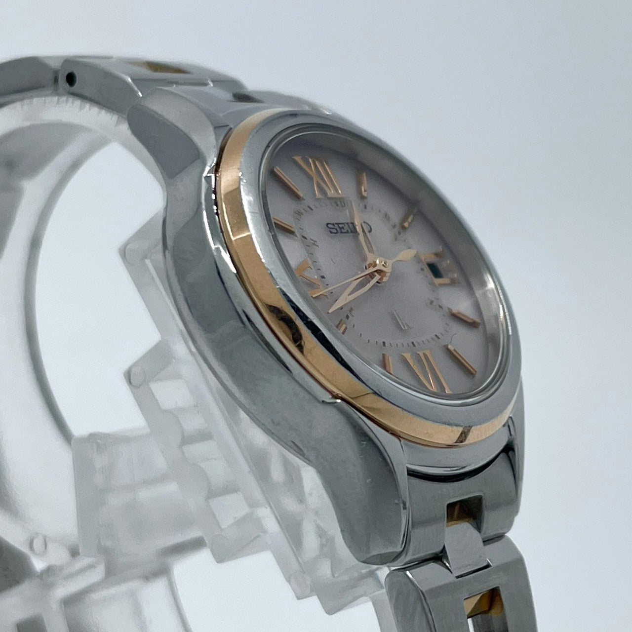 【稼働品／美品】セイコー ルキア 人気モデル 腕時計 1B22-0AS0 電波ソーラー レディース デイト ピンクゴールド コンビカラー ローマ数字 上品 エレガント ビジネス オフィス 高機能 洗練デザイン 手元華やか クリーニング済 G5