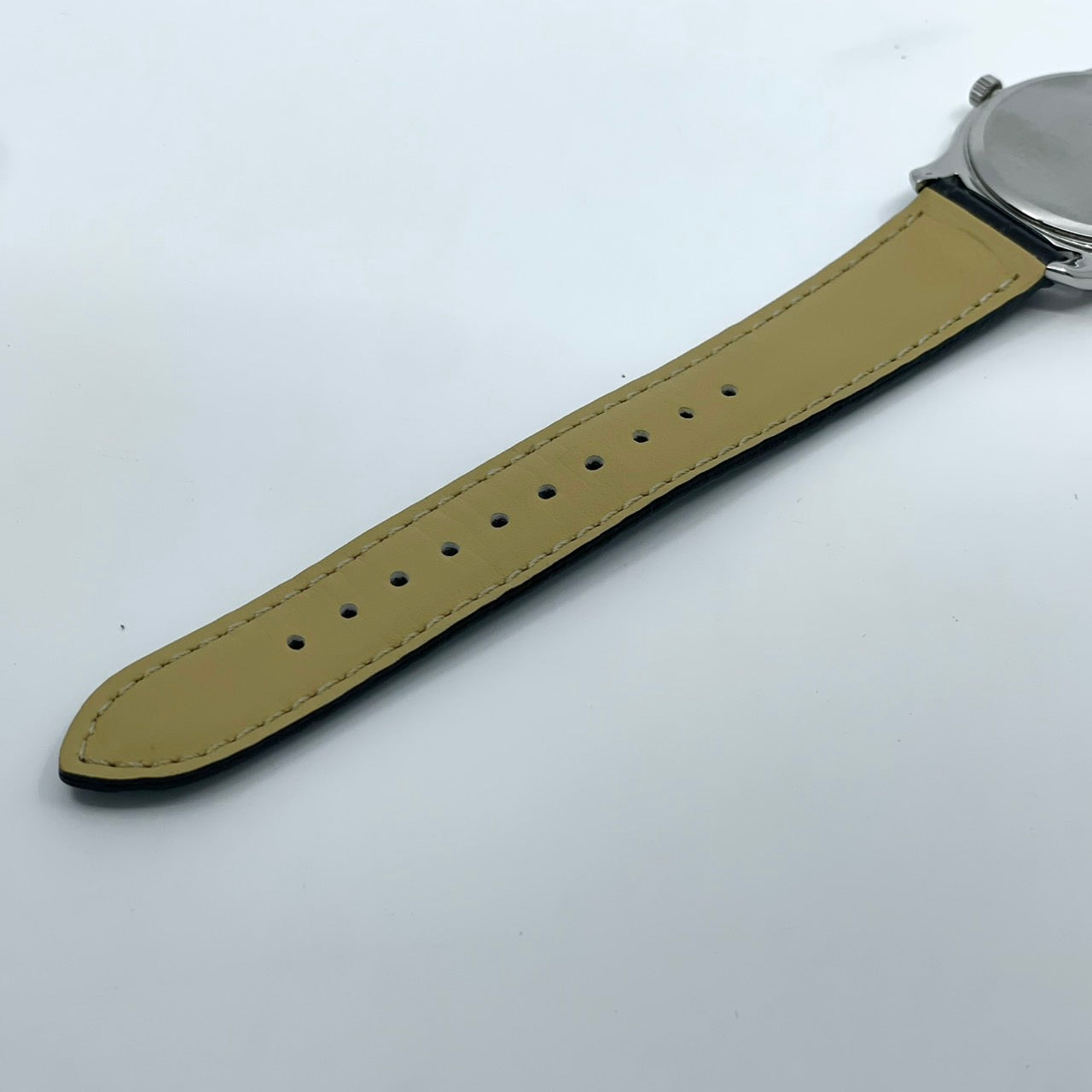 【電池交換済／新品ベルト(社外品)】美品 セイコー 腕時計 7N01-0EF0 メンズ クオーツ アナログ 白文字盤 黒レザー シンプルデザイン スタンダードモデル ビジネス カジュアル 薄型軽量 高視認性 オフィスに最適 クリーニング済 G5