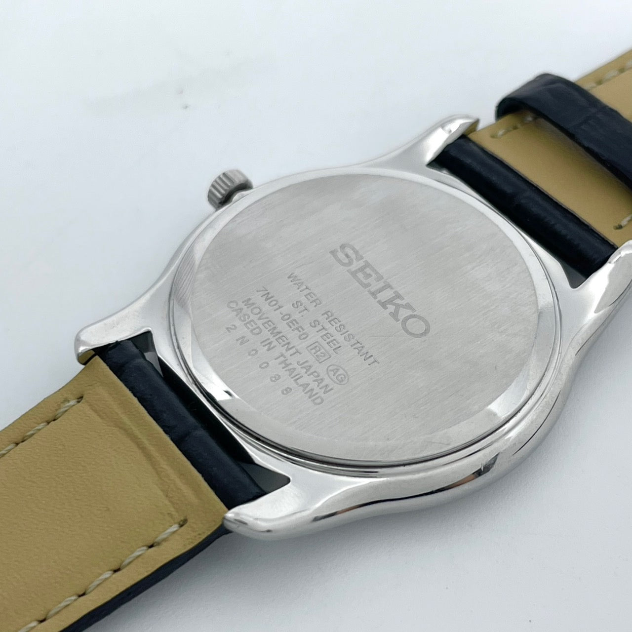 【電池交換済／新品ベルト(社外品)】美品 セイコー 腕時計 7N01-0EF0 メンズ クオーツ アナログ 白文字盤 黒レザー シンプルデザイン スタンダードモデル ビジネス カジュアル 薄型軽量 高視認性 オフィスに最適 クリーニング済 G5