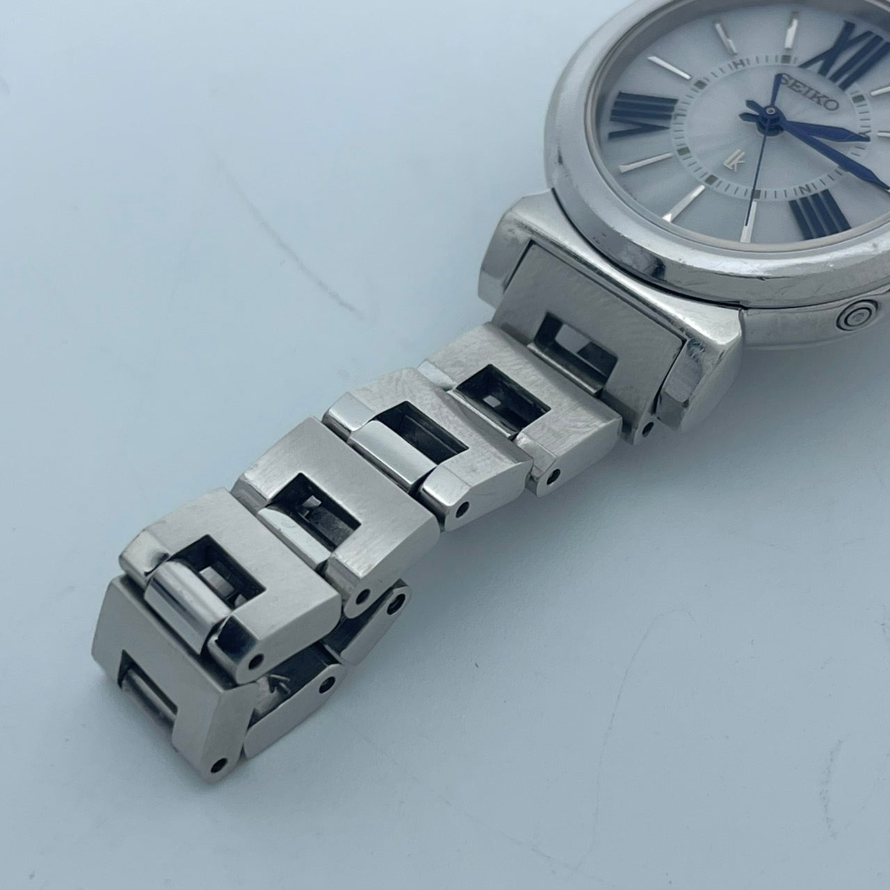 【稼働品】セイコー ルキア 人気モデル 腕時計 3B51-0AJ0 電波ソーラー レディース アナログ シルバー 白文字盤 ローマ数字 ブルー針 クール エレガント ビジネス オフィス 高機能 洗練デザイン スタイリッシュ クリーニング済 G5