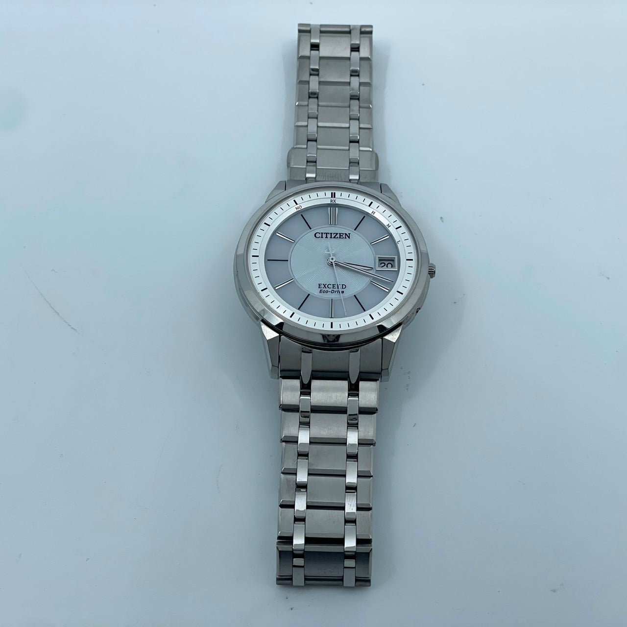 【稼働品／極美品】シチズン エクシード 腕時計 H113-T016189 電波ソーラー チタン ユニセックス デイト シルバー 白文字盤 薄型軽量 エレガント 高級 ドレスウォッチ ビジネス オフィス 高機能 人気モデル クリーニング済み G2