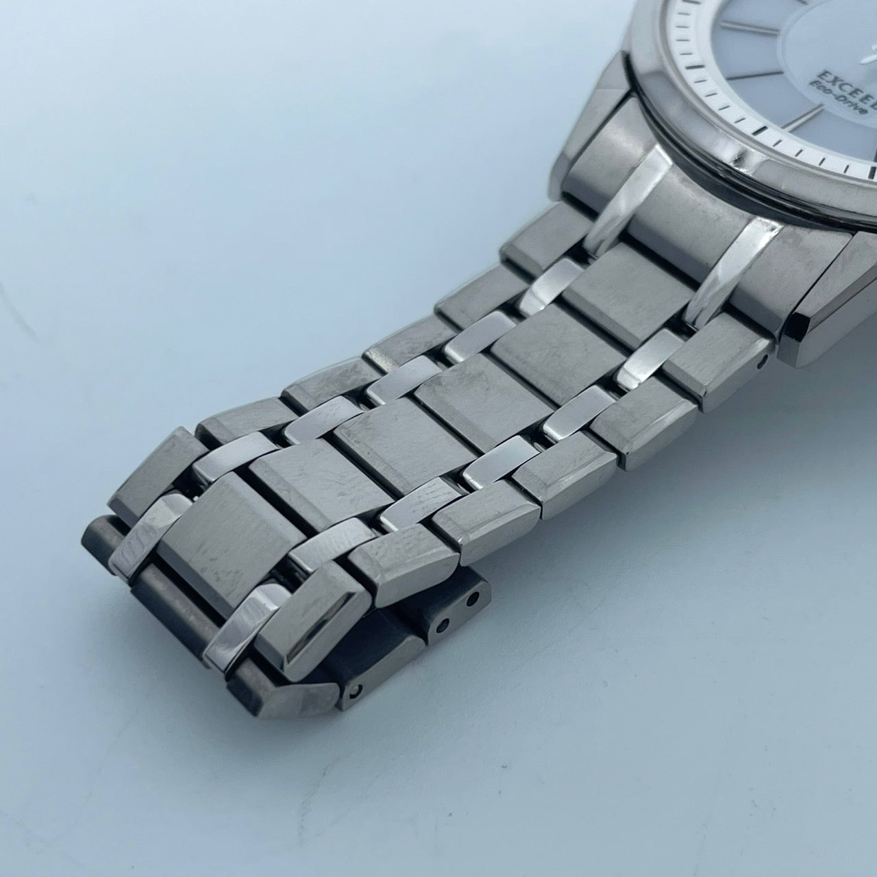 【稼働品／極美品】シチズン エクシード 腕時計 H113-T016189 電波ソーラー チタン ユニセックス デイト シルバー 白文字盤 薄型軽量 エレガント 高級 ドレスウォッチ ビジネス オフィス 高機能 人気モデル クリーニング済み G2