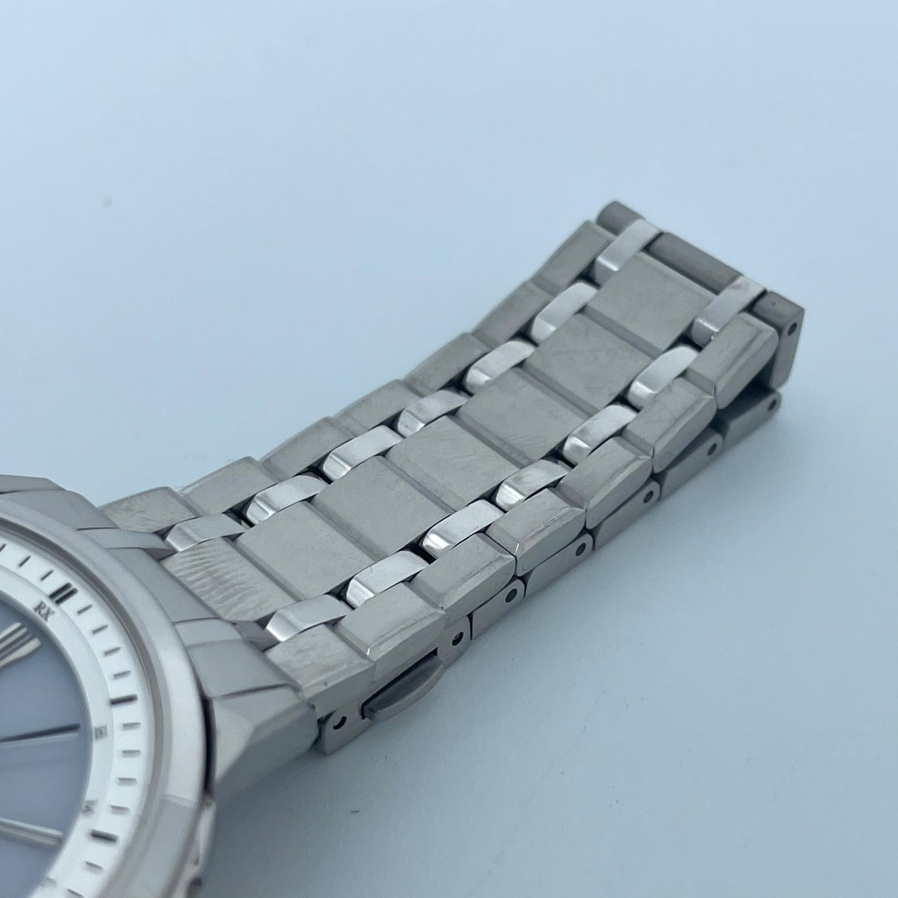 【稼働品／極美品】シチズン エクシード 腕時計 H113-T016189 電波ソーラー チタン ユニセックス デイト シルバー 白文字盤 薄型軽量 エレガント 高級 ドレスウォッチ ビジネス オフィス 高機能 人気モデル クリーニング済み G2