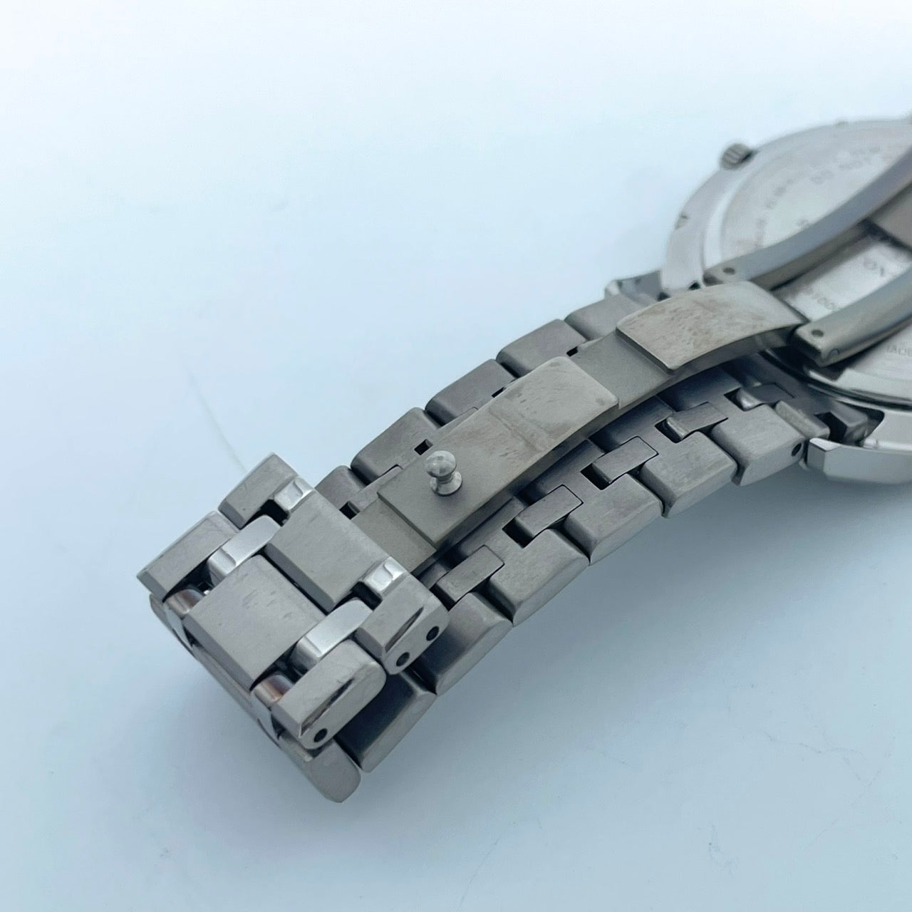 【稼働品／極美品】シチズン エクシード 腕時計 H113-T016189 電波ソーラー チタン ユニセックス デイト シルバー 白文字盤 薄型軽量 エレガント 高級 ドレスウォッチ ビジネス オフィス 高機能 人気モデル クリーニング済み G2