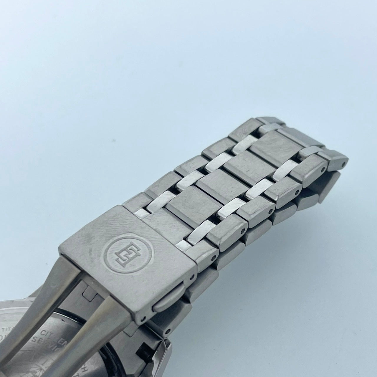 【稼働品／極美品】シチズン エクシード 腕時計 H113-T016189 電波ソーラー チタン ユニセックス デイト シルバー 白文字盤 薄型軽量 エレガント 高級 ドレスウォッチ ビジネス オフィス 高機能 人気モデル クリーニング済み G2