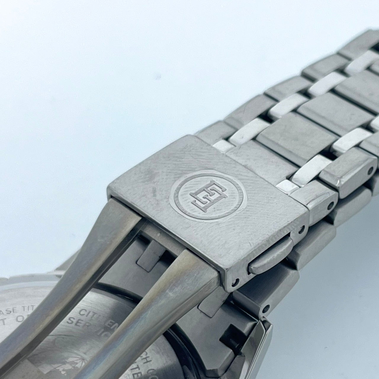 【稼働品／極美品】シチズン エクシード 腕時計 H113-T016189 電波ソーラー チタン ユニセックス デイト シルバー 白文字盤 薄型軽量 エレガント 高級 ドレスウォッチ ビジネス オフィス 高機能 人気モデル クリーニング済み G2