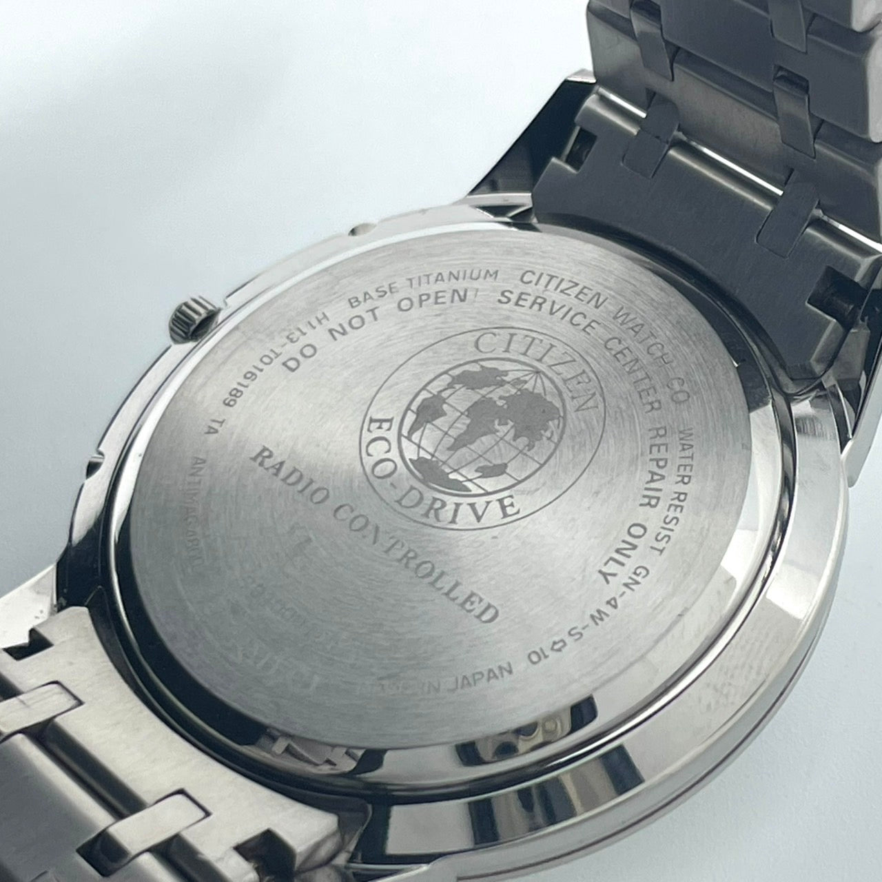 【稼働品／極美品】シチズン エクシード 腕時計 H113-T016189 電波ソーラー チタン ユニセックス デイト シルバー 白文字盤 薄型軽量 エレガント 高級 ドレスウォッチ ビジネス オフィス 高機能 人気モデル クリーニング済み G2