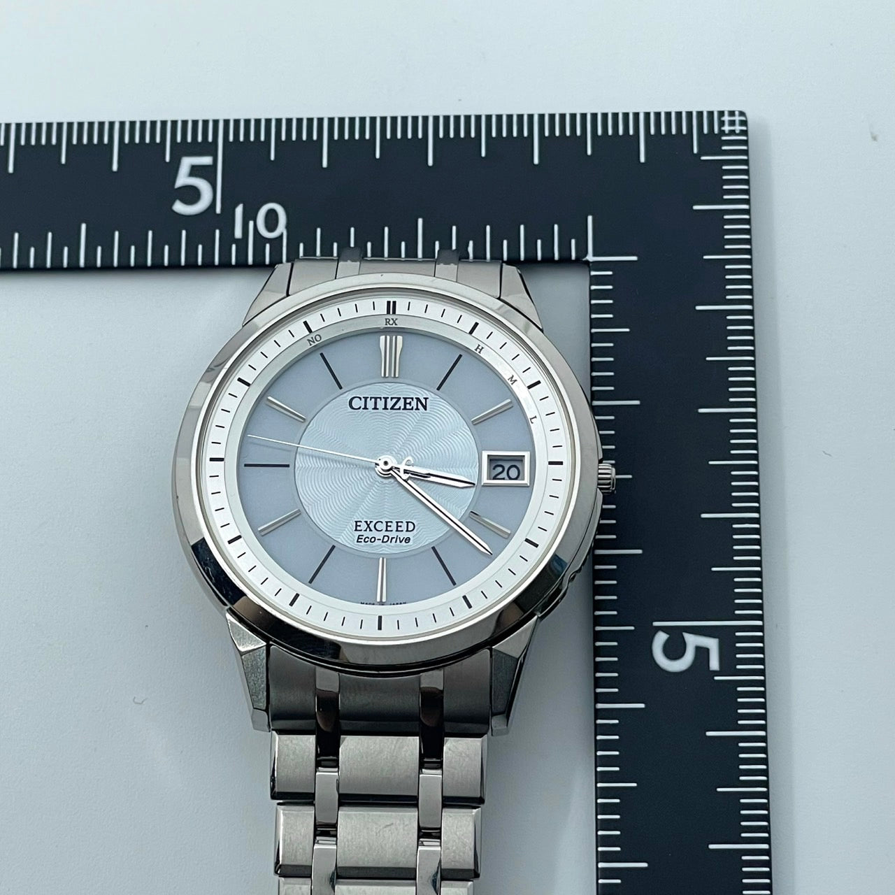 【稼働品／極美品】シチズン エクシード 腕時計 H113-T016189 電波ソーラー チタン ユニセックス デイト シルバー 白文字盤 薄型軽量 エレガント 高級 ドレスウォッチ ビジネス オフィス 高機能 人気モデル クリーニング済み G2