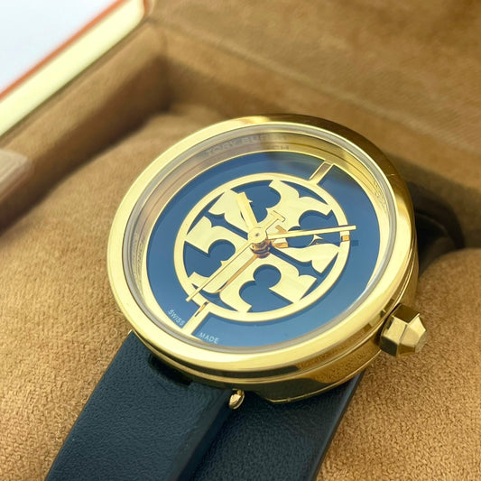 【電池交換/箱付き／未使用級】 TORY BURCH トリーバーチ 腕時計 TRB4019 レディース クオーツ アイコン ダブルTロゴ ゴールド ネイビー文字盤 ブラックレザーベルト スタイリッシュ エレガント SWISS MADE 人気モデル 箱付き クリーニング済み G 美品