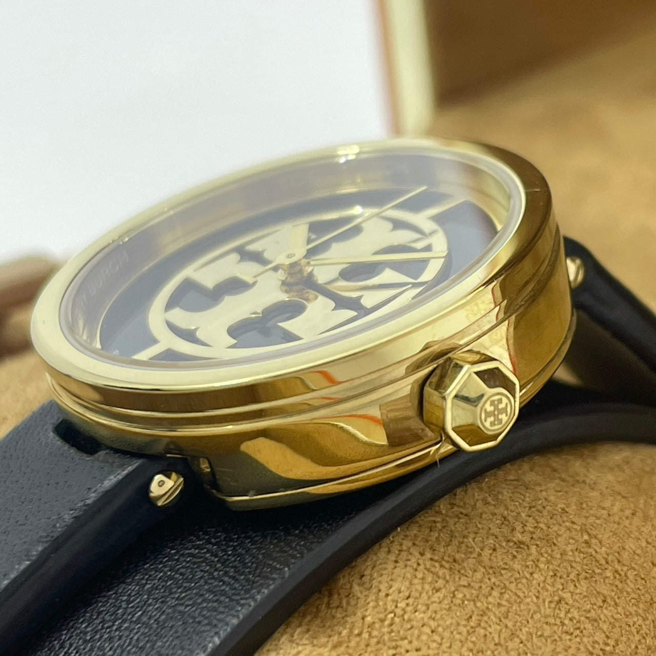 【電池交換/箱付き／未使用級】 TORY BURCH トリーバーチ 腕時計 TRB4019 レディース クオーツ アイコン ダブルTロゴ ゴールド ネイビー文字盤 ブラックレザーベルト スタイリッシュ エレガント SWISS MADE 人気モデル 箱付き クリーニング済み G 美品