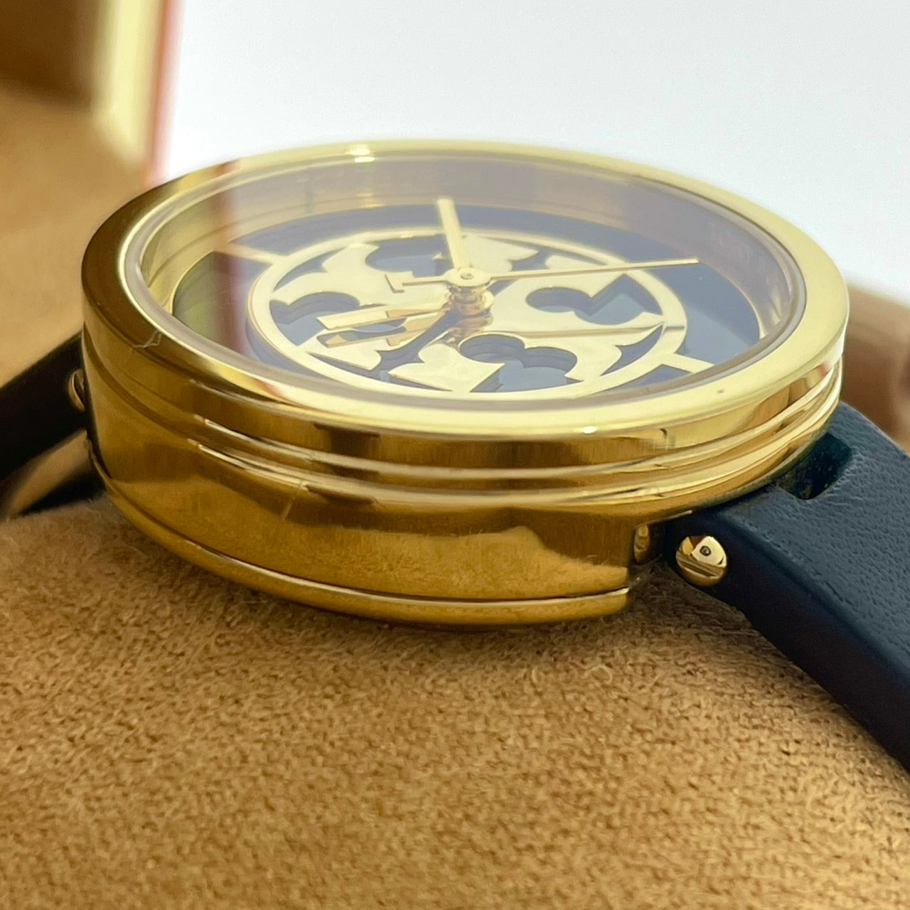 【電池交換/箱付き／未使用級】 TORY BURCH トリーバーチ 腕時計 TRB4019 レディース クオーツ アイコン ダブルTロゴ ゴールド ネイビー文字盤 ブラックレザーベルト スタイリッシュ エレガント SWISS MADE 人気モデル 箱付き クリーニング済み G 美品